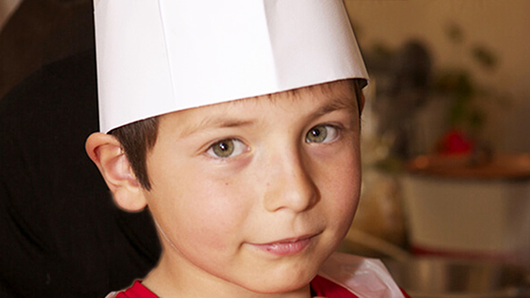 Un enfant dans un cours de cuisine