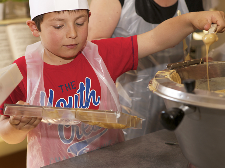 moulage en chocolat d'un cours de cuisine pour enfants